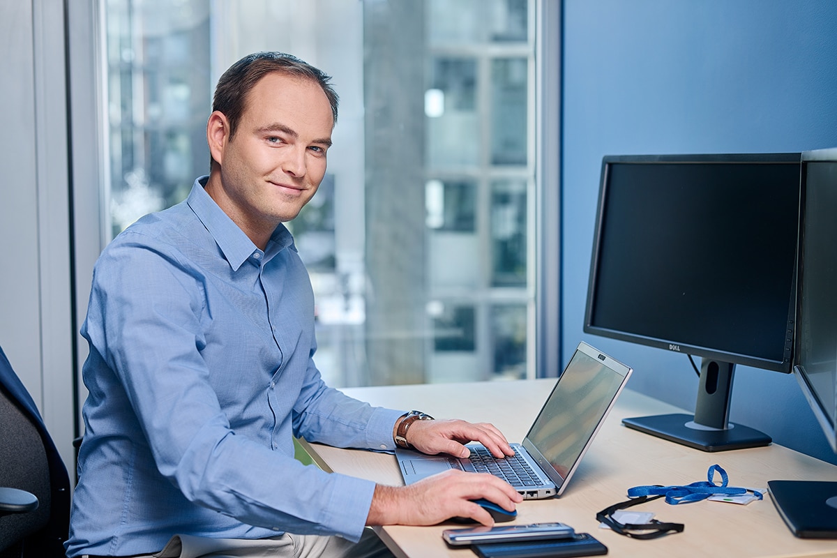 Marcin Kosiński workiing as a consultant in emagine's Warsaw office.