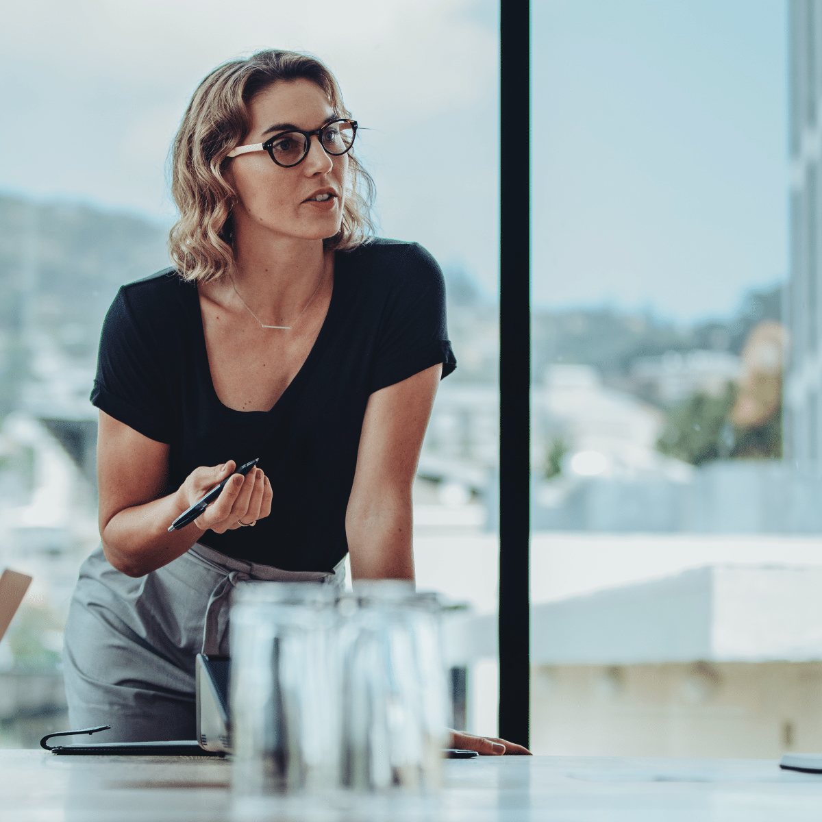 A female expert gives advice in a meeting